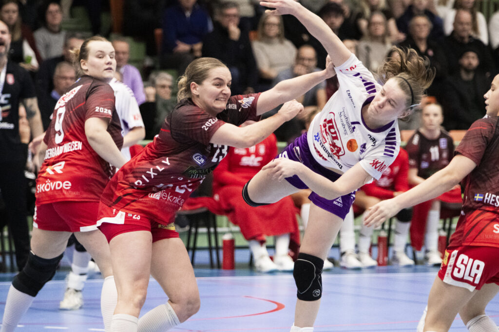Evi Jaspers i Skara HF kämpar mot Verena Oßwald i Skövde HF.